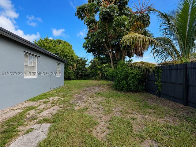 3380 NW 8th St, Lauderhill, FL 33311
