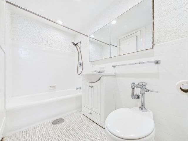 5555 S Everett Avenue B3-4, Chicago, IL 60637