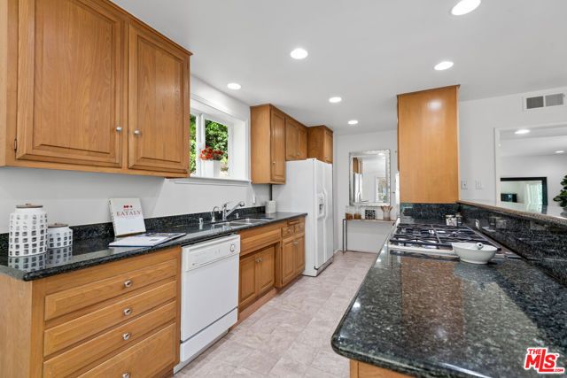 1247 N Bundy Drive, Los Angeles, CA 90049