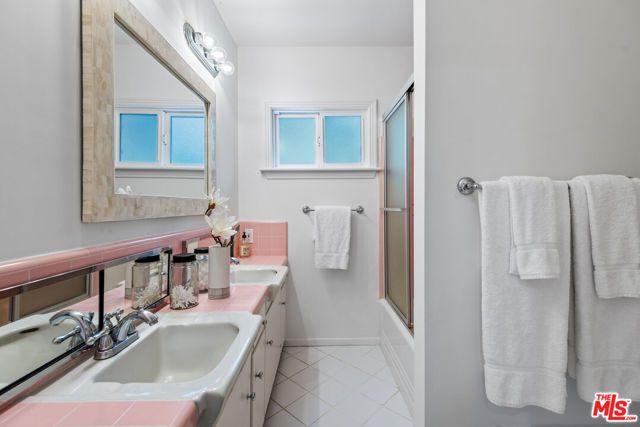 1247 N Bundy Drive, Los Angeles, CA 90049