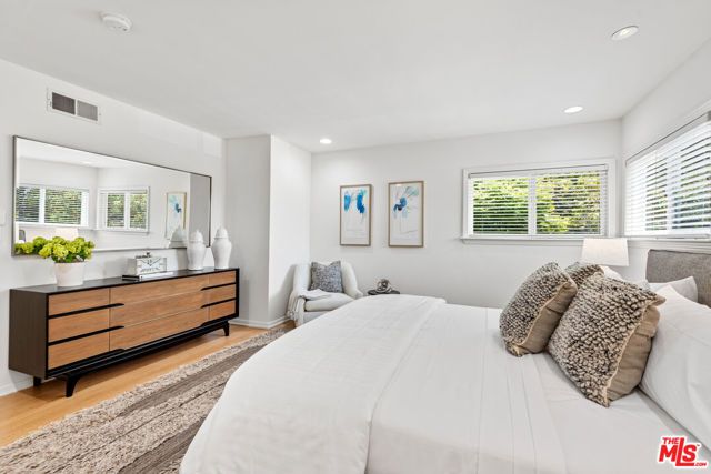 1247 N Bundy Drive, Los Angeles, CA 90049