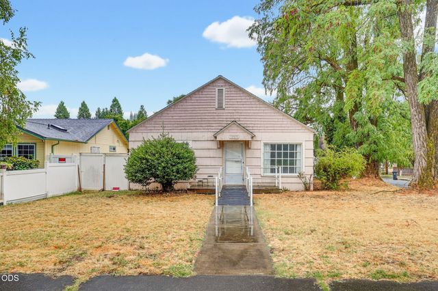 305 E Park Street, Grants Pass, OR 97527