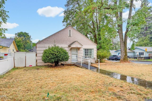 305 E Park Street, Grants Pass, OR 97527