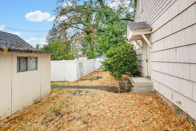305 E Park Street, Grants Pass, OR 97527