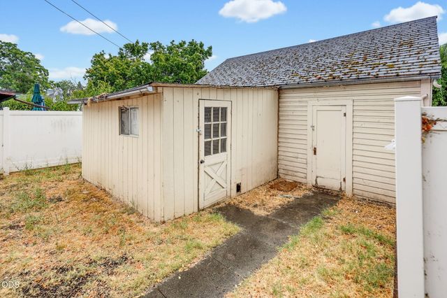 305 E Park Street, Grants Pass, OR 97527