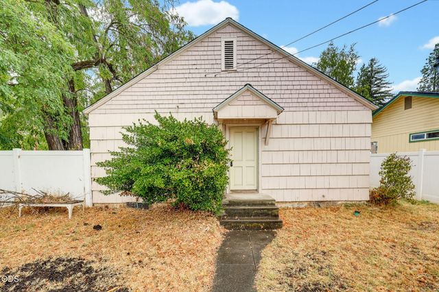 305 E Park Street, Grants Pass, OR 97527