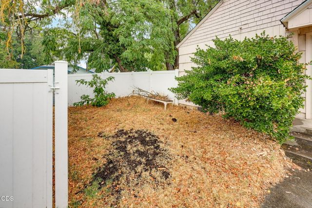 305 E Park Street, Grants Pass, OR 97527