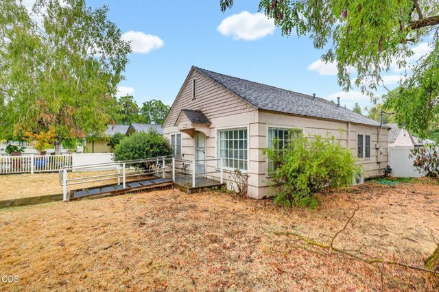305 E Park Street, Grants Pass, OR 97527
