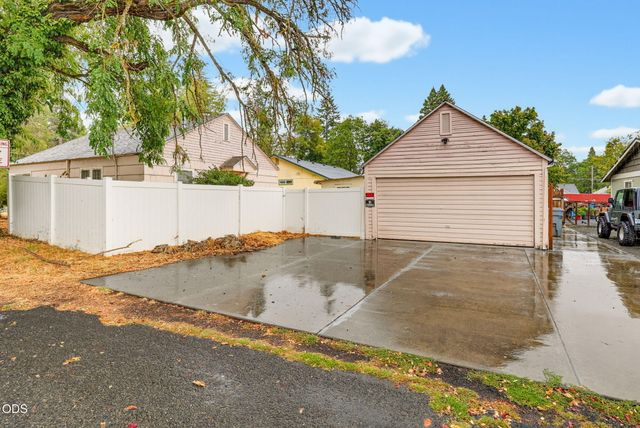 305 E Park Street, Grants Pass, OR 97527