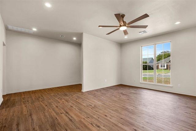 4014 SW Mesquite Dr, Lawton, OK 73505