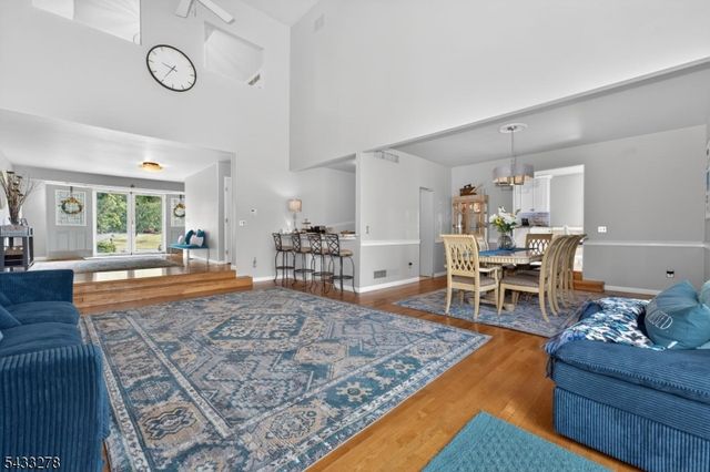 103 Oak Crest Dr, Branchburg Twp., NJ 08853