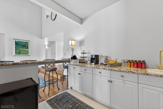 103 Oak Crest Dr, Branchburg Twp., NJ 08853