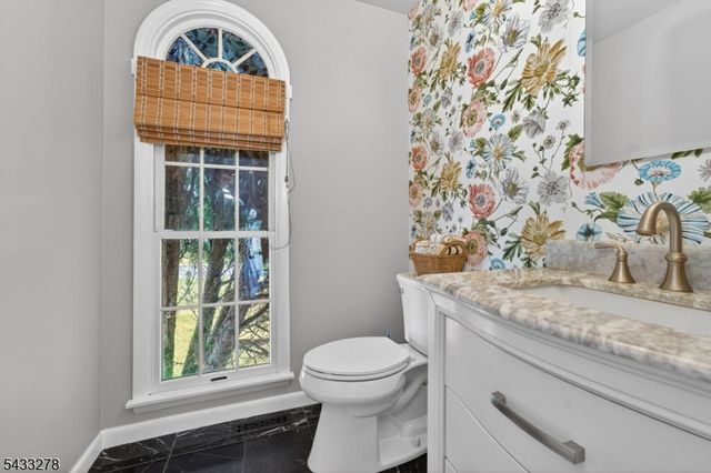 103 Oak Crest Dr, Branchburg Twp., NJ 08853