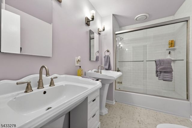 103 Oak Crest Dr, Branchburg Twp., NJ 08853