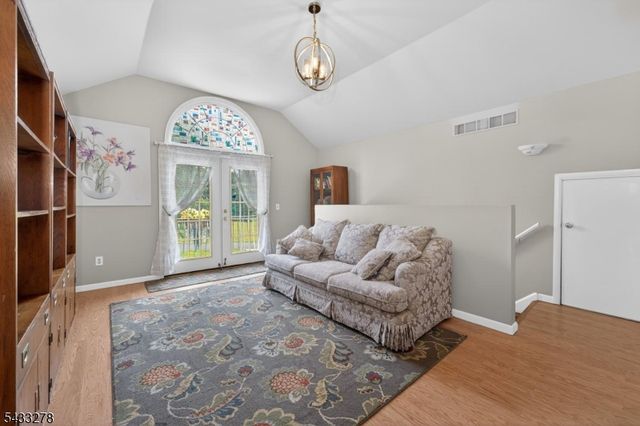 103 Oak Crest Dr, Branchburg Twp., NJ 08853