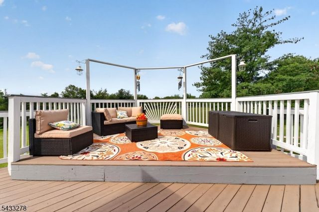 103 Oak Crest Dr, Branchburg Twp., NJ 08853