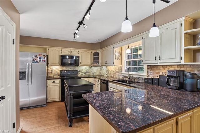 911 Edgewater DR, Newport News, VA 23602