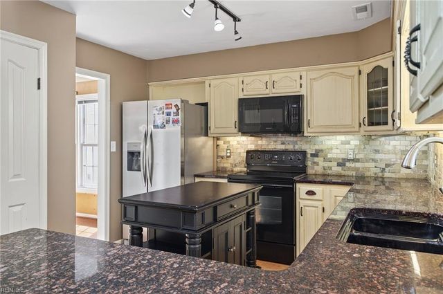 911 Edgewater DR, Newport News, VA 23602