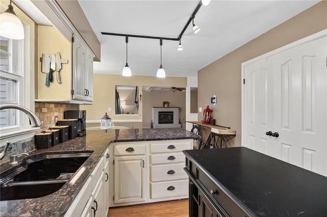 911 Edgewater DR, Newport News, VA 23602