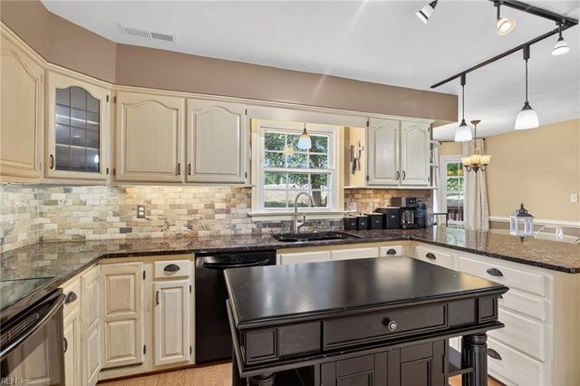 911 Edgewater DR, Newport News, VA 23602