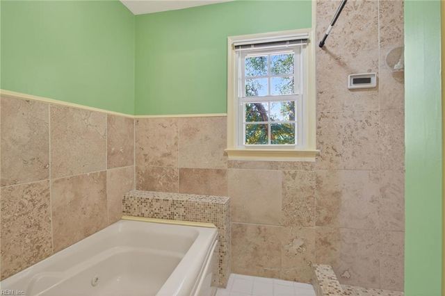 911 Edgewater DR, Newport News, VA 23602