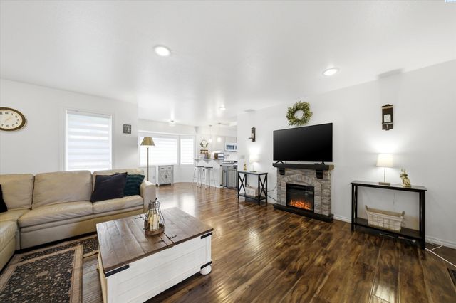 630 Meadows Drive East, Richland, WA 99352