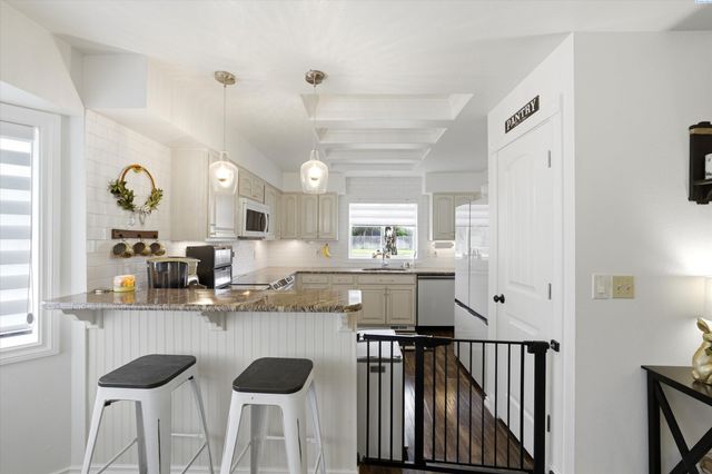 630 Meadows Drive East, Richland, WA 99352