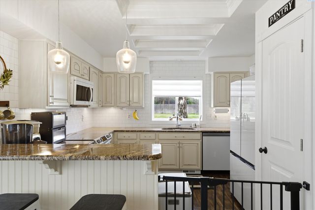 630 Meadows Drive East, Richland, WA 99352