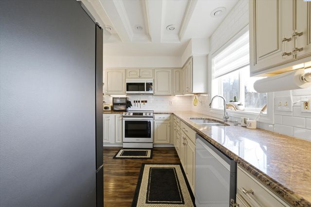 630 Meadows Drive East, Richland, WA 99352