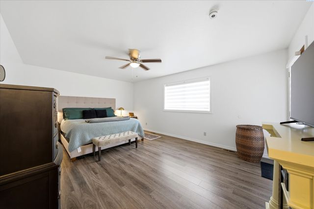 630 Meadows Drive East, Richland, WA 99352