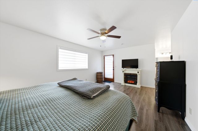 630 Meadows Drive East, Richland, WA 99352