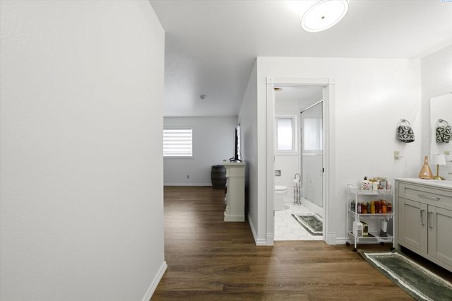 630 Meadows Drive East, Richland, WA 99352