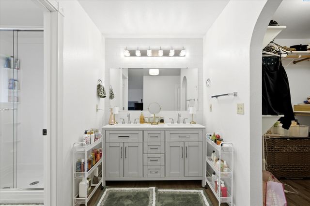 630 Meadows Drive East, Richland, WA 99352