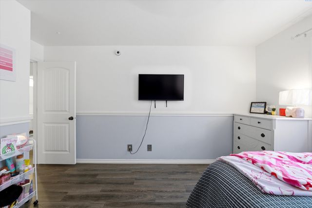 630 Meadows Drive East, Richland, WA 99352