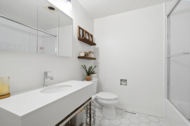 630 Meadows Drive East, Richland, WA 99352