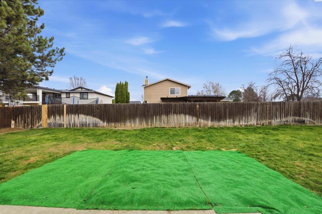 630 Meadows Drive East, Richland, WA 99352