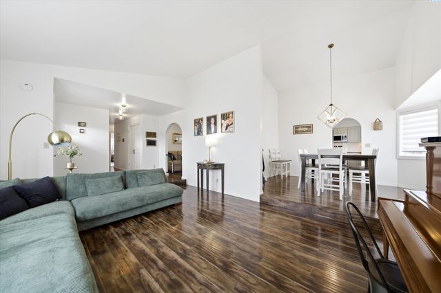 630 Meadows Drive East, Richland, WA 99352