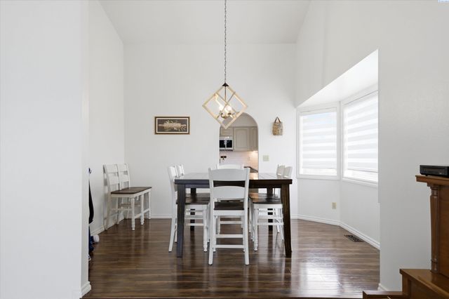 630 Meadows Drive East, Richland, WA 99352