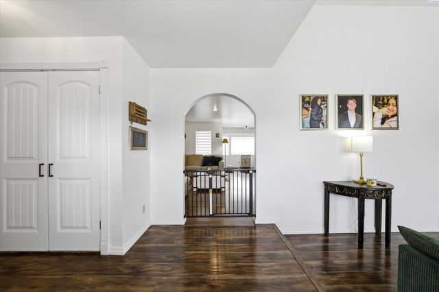 630 Meadows Drive East, Richland, WA 99352