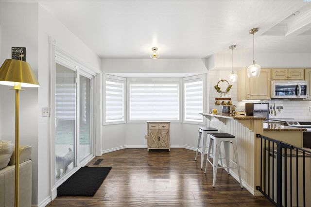 630 Meadows Drive East, Richland, WA 99352