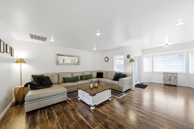 630 Meadows Drive East, Richland, WA 99352