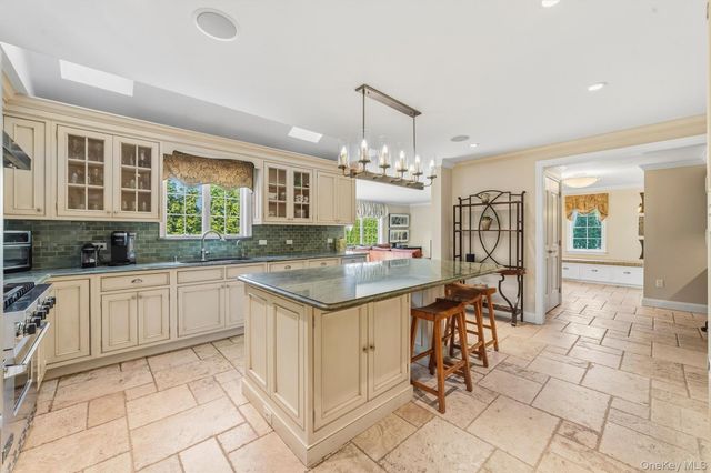 185 Old Wilmot Road, Scarsdale, NY 10583
