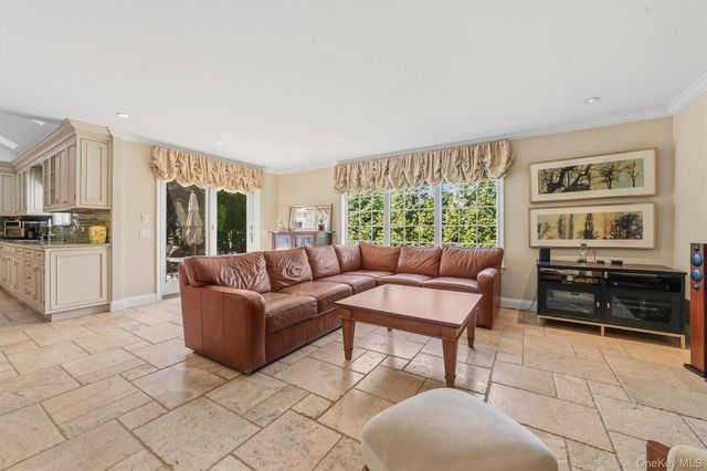 185 Old Wilmot Road, Scarsdale, NY 10583