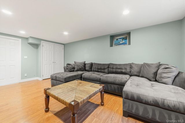 185 Old Wilmot Road, Scarsdale, NY 10583