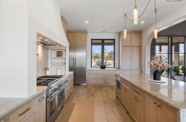 250 Hawthorne LN, Spicewood, TX 78669