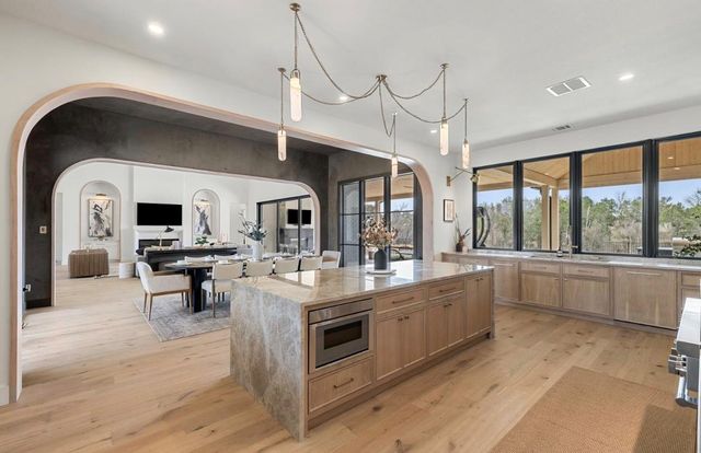 250 Hawthorne LN, Spicewood, TX 78669