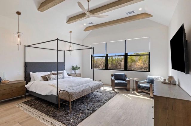 250 Hawthorne LN, Spicewood, TX 78669