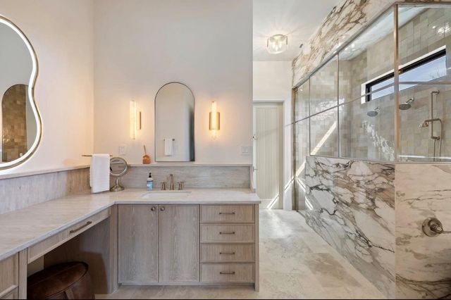 250 Hawthorne LN, Spicewood, TX 78669