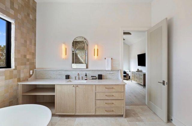 250 Hawthorne LN, Spicewood, TX 78669