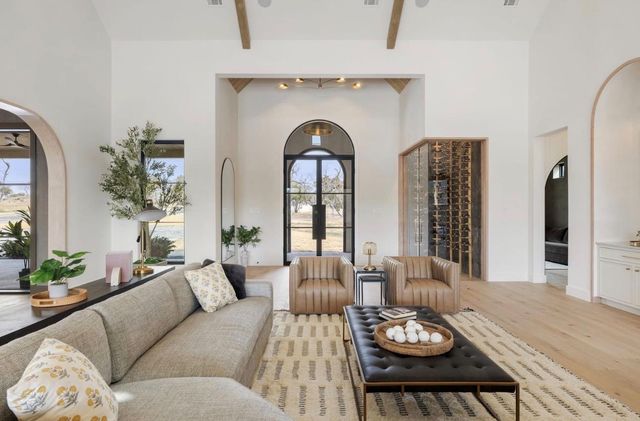 250 Hawthorne LN, Spicewood, TX 78669